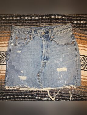 Levi's blue denim mini skirt with frayed hem size 26